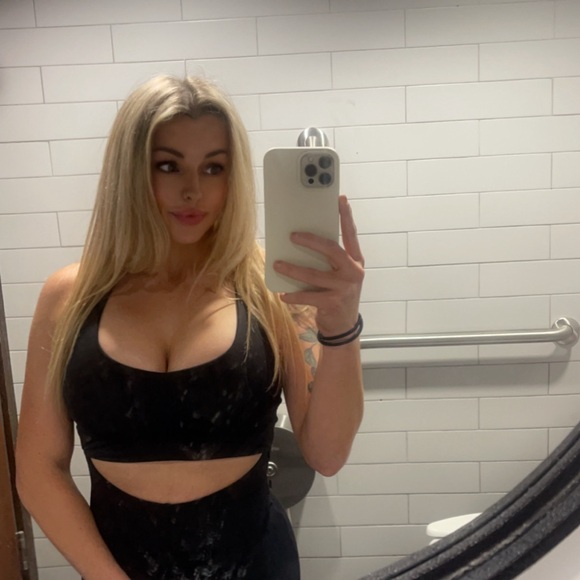 Meet your Posher, Makenzie - Picture 3 of 5